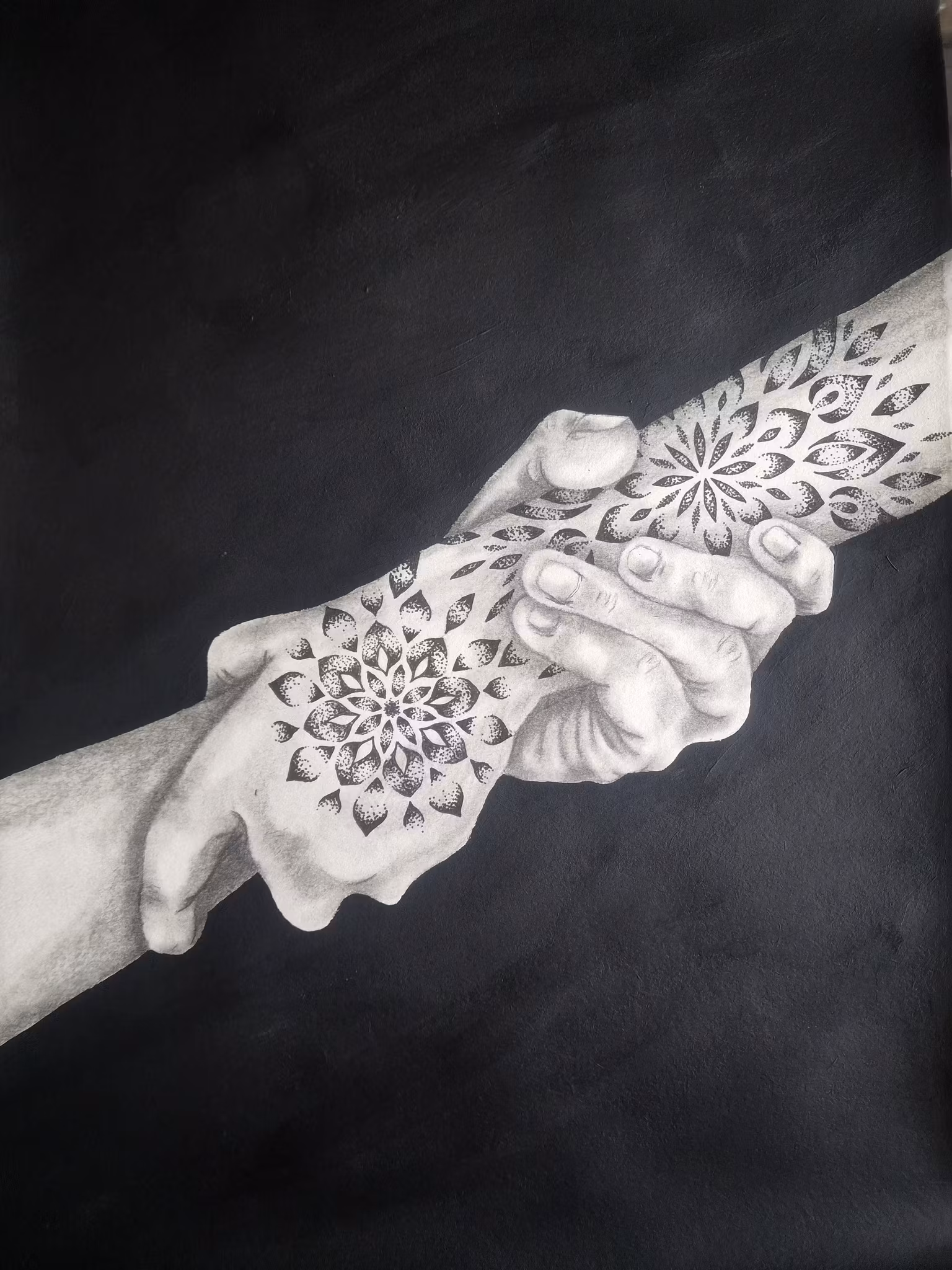 Stay Together - Svartvit tavla i Kol & Akryl med tatuerad hand