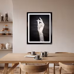 Stay Determined - Svartvit tavla i Kol & Akryl med tatuerad hand