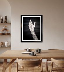 Stay Relaxed - Svartvit tavla i Kol & Akryl med tatuerad hand