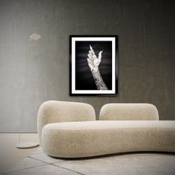 Stay Relaxed - Svartvit tavla i Kol & Akryl med tatuerad hand