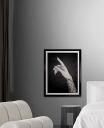 Stay Curious - Svartvit tavla i Kol & Akryl med tatuerad hand