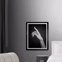 Stay Curious - Svartvit tavla i Kol & Akryl med tatuerad hand
