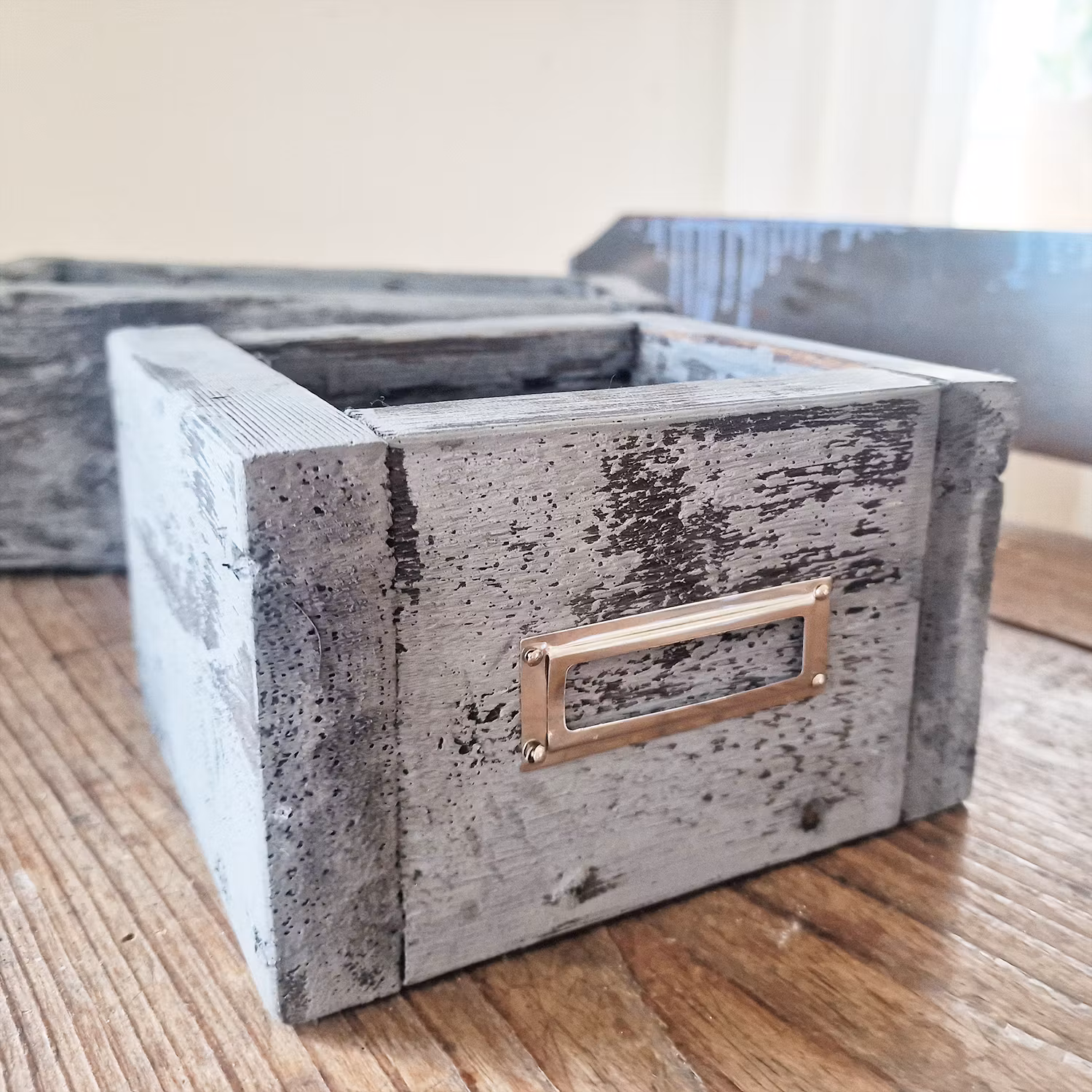 Blågrå låda med ettikettbricka