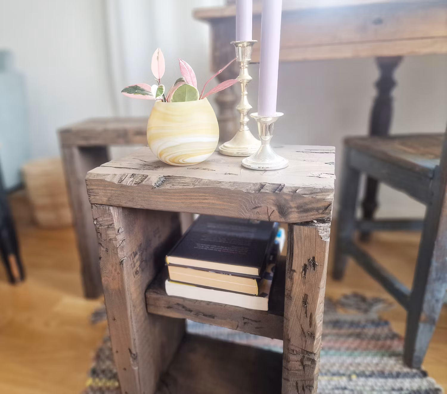 Sängbord/Sidobord i rustik stil
