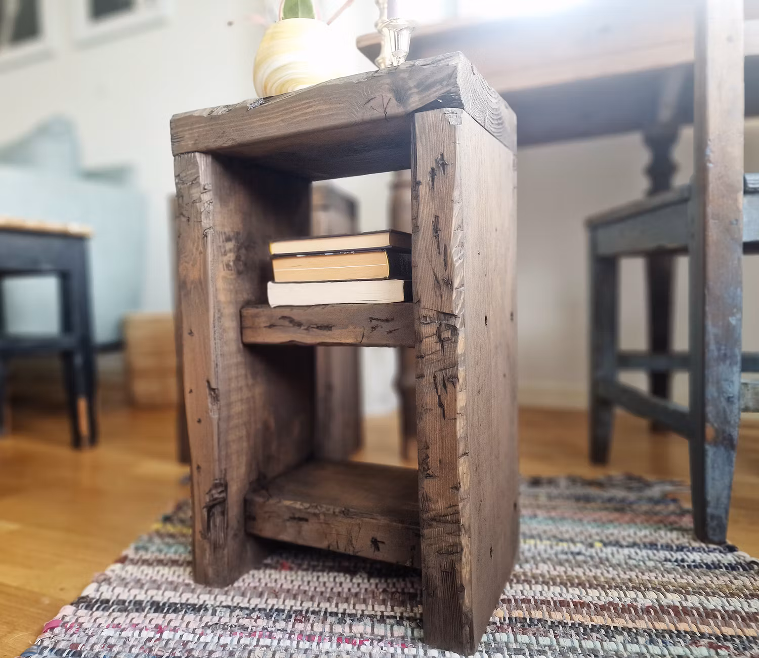 Sängbord/Sidobord i rustik stil