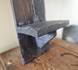 Vägghylla av spillvirke