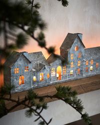 Ljuslykta hus i järn, 68cm