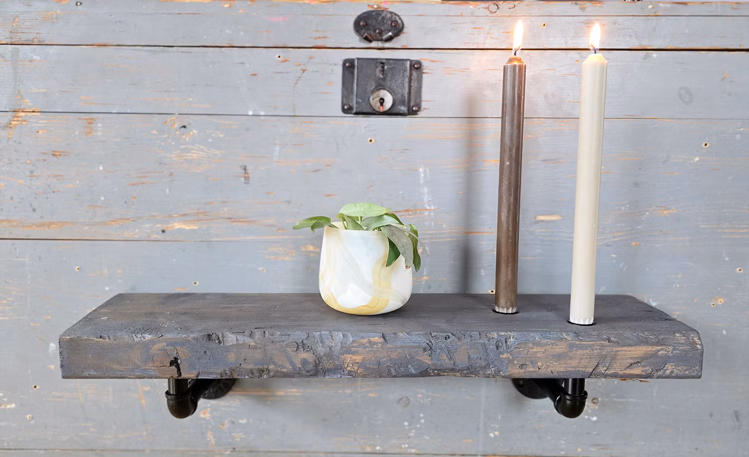 Vägghylla/Ljusstake, Två ljus