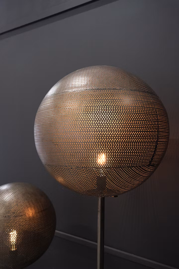 Golvlampa i perforerad järn, 185cm