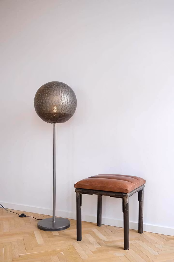 Golvlampa i perforerad järn, 135cm