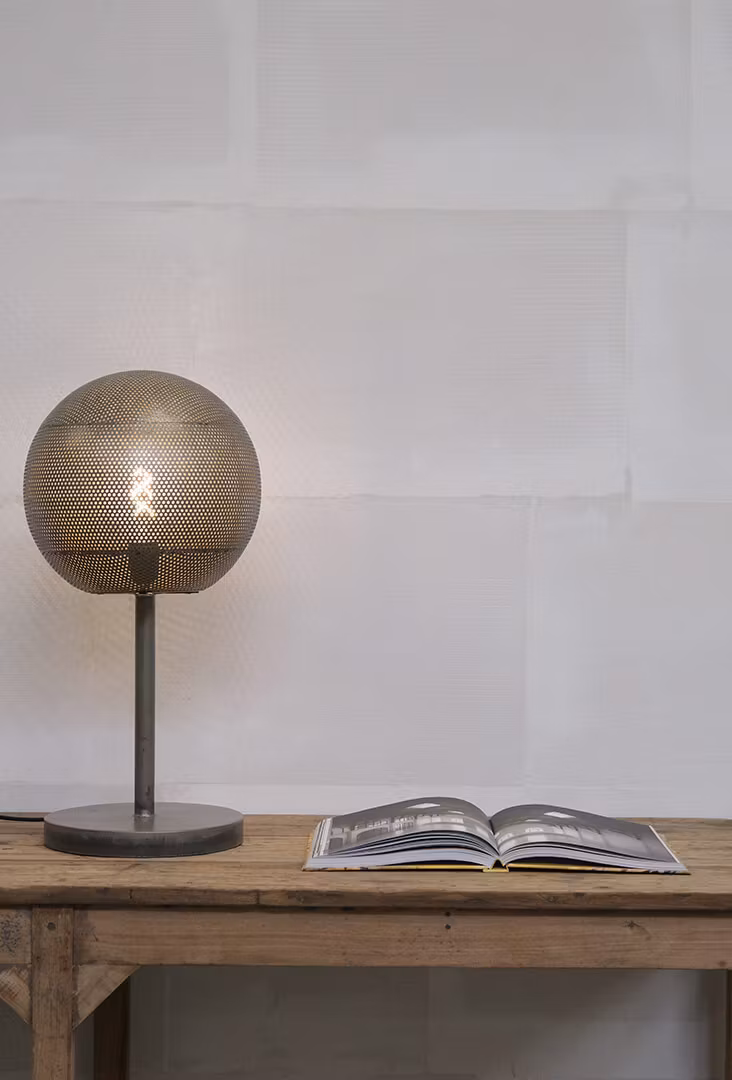 Bordslampa i perforerad järn, 60cm