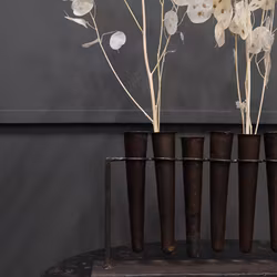 Stativ med 8 små metallvaser