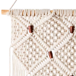 Handgjord väggdekoration i bomull och trä