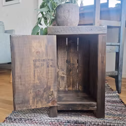 Sängbord med dörr