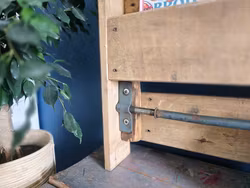 Vägghylla med järnstång