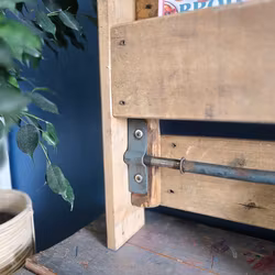 Vägghylla med järnstång