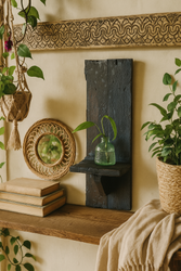 Vägghylla av spillvirke