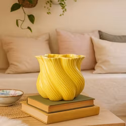 Vas i Stengods med Vriden Form, Gul