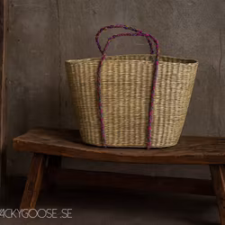 Praktisk och tidlös väska av sjögräs, Natur/flerfärgad