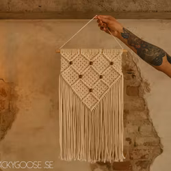 Handgjord väggdekoration i bomull och trä