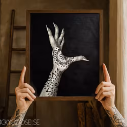 "Stay Free" - Svartvit tavla i Kol & Akryl med tatuerad hand