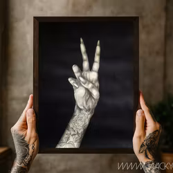 "Stay Peaceful" - Svartvit tavla i Kol & Akryl med tatuerad hand