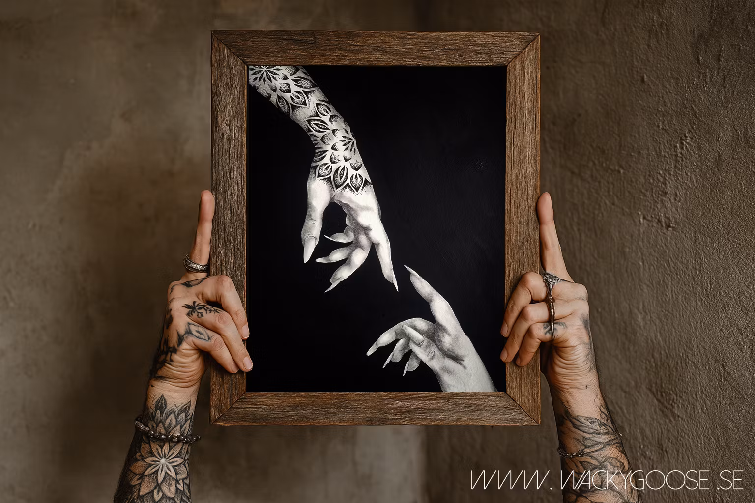 Stay Wistful - Svartvit tavla i Kol & Akryl med tatuerad hand