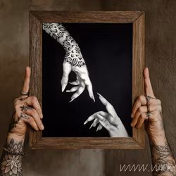 "Stay Wistful" - Svartvit tavla i Kol & Akryl med tatuerad hand