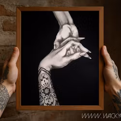 "Stay Friendly" - Svartvit tavla i Kol & Akryl med tatuerad hand