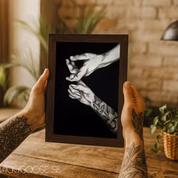 "Stay Close" - Svartvit tavla i Kol & Akryl med tatuerad hand