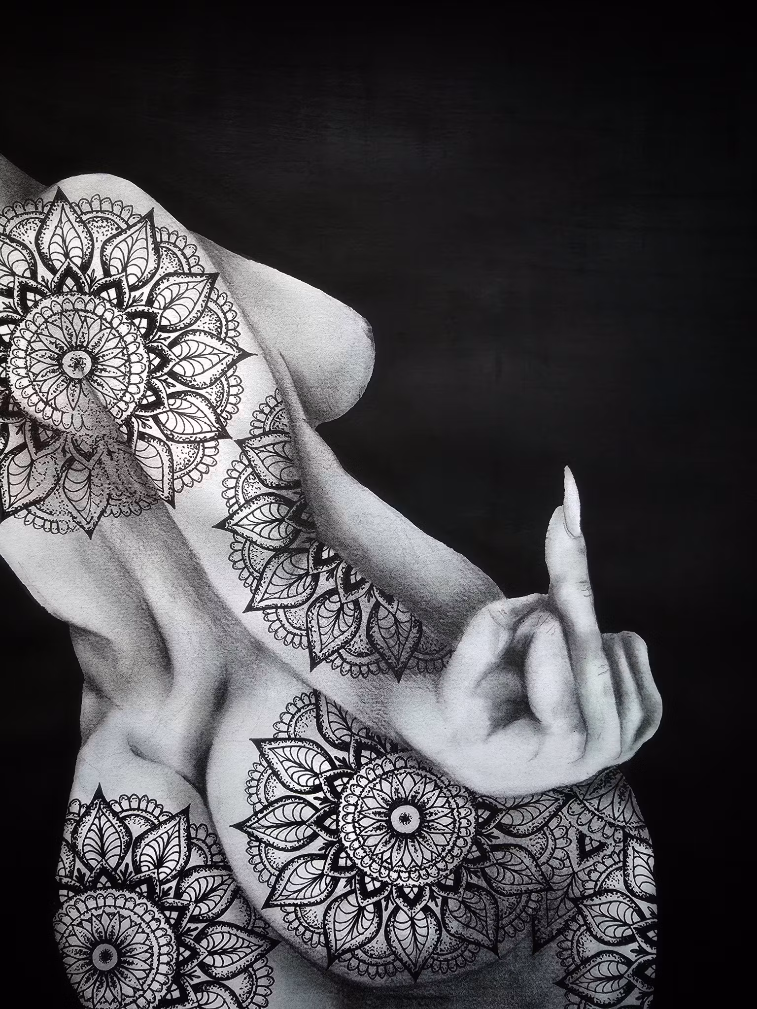 Tavla Tatuerad kvinnokropp i kol & Akryl - Svartvit konst med attityd