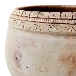 Låg urna i terrakotta med handgjord kantdekor, ~Ø21cm