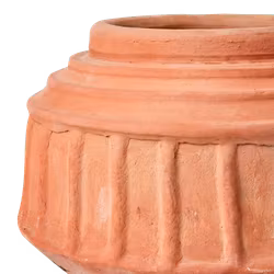 Handgjord urna i naturtonad terrakotta med vacker struktur