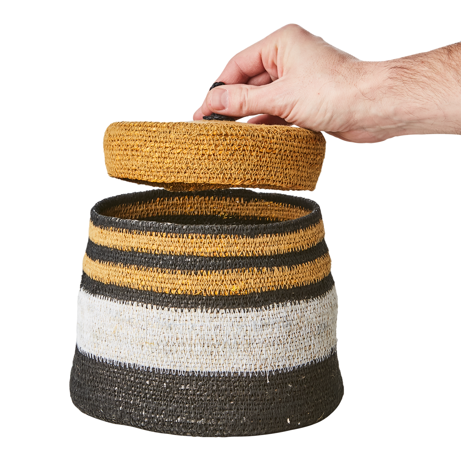Handsydd Madiba-korg med lock i sjögräs, Svart, vitt & senapsgult, Ø21cm