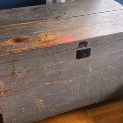 Stor rustik kista på hjul - grå med patina