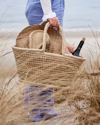 Handflätad väska av Ilala palm