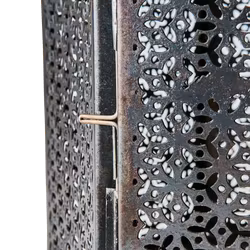 Ljuslykta i järn med perforerat mönster, Ø25cm H40cm