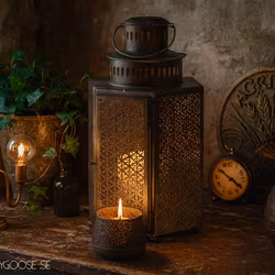 Ljuslykta i järn med perforerat mönster, Ø25cm H44cm