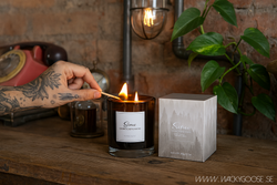 Doftljus med två vekar, ~45 h, Liquorice & sandalwood