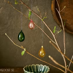 Handgjorda små dekorationsägg i glas