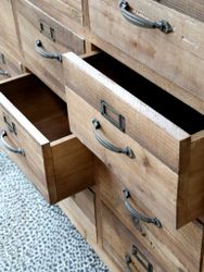 Handgjord köpmansdisk med 20 lådor