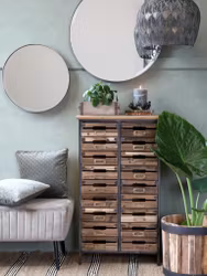 Handgjord kommod i trä och järn med 18 lådor