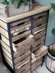 Handgjord kommod i trä och järn med 18 lådor