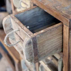 Handgjord kommod av återbrukat trä med 18 murstenslådor