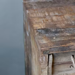 Handgjord kommod av återbrukat trä med 10 murstenslådor