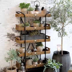 Hylla i trä och järn med hjul med avtagbara brickor