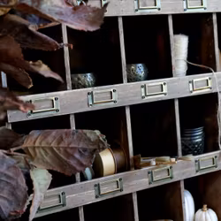 Prylhylla med massa fack - Vintage förvaring