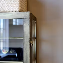 Vinställ/Hylla i järn - Vitrinskåp för 26 flaskor