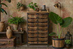 Handgjord kommod i trä och järn med 18 lådor