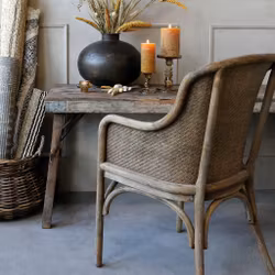 Karmstol i fransk lantstil med flätad rottingsits